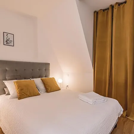 - Place Du Forum - Cathedrale - Terrasse * Reims